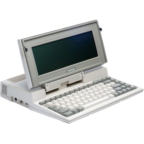 Toshiba T1100 Plus - pierwszy seryjnie produkowany laptop - Muzeum ...